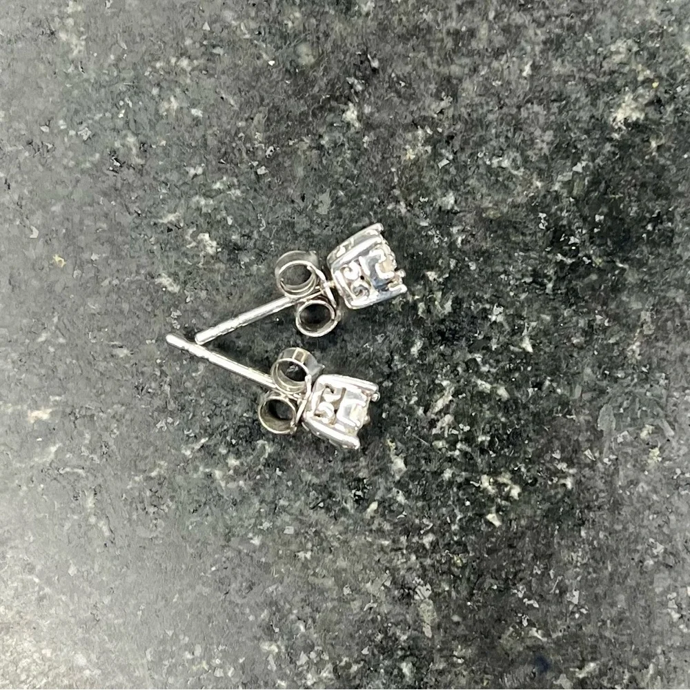 New in Box - 1/4 Cttw Diamond Round Grand Cluster Stud Earrings - Picture 4 of 7